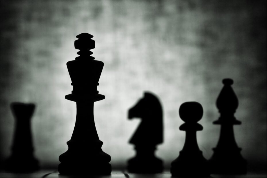 Stefan Zweig Satranç kitabı kapağı, satranç tahtası ve piyonlar, detaylı kitap incelemesi